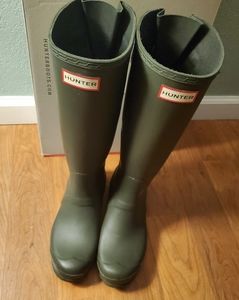 Hunter Dark Green with succulent green back adjust